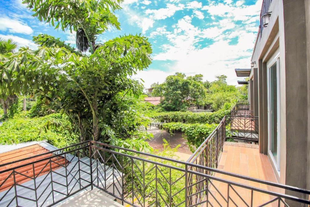 Oyo 271 The Resort Romklao Bangkok Zewnętrze zdjęcie