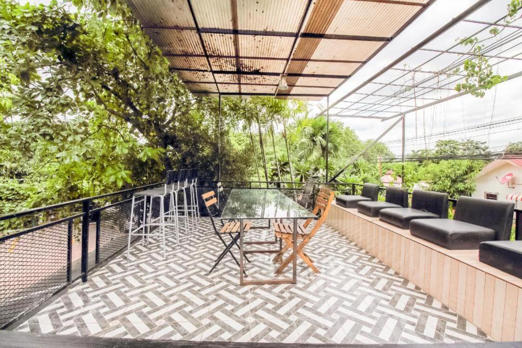 Oyo 271 The Resort Romklao Bangkok Zewnętrze zdjęcie