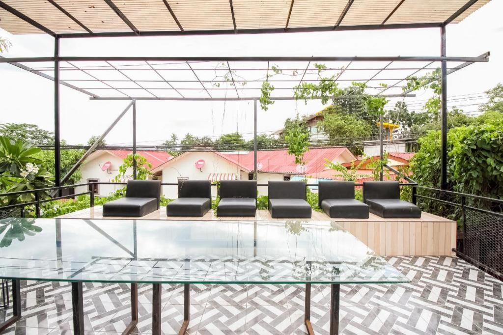 Oyo 271 The Resort Romklao Bangkok Zewnętrze zdjęcie