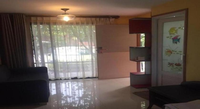 Oyo 271 The Resort Romklao Bangkok Zewnętrze zdjęcie