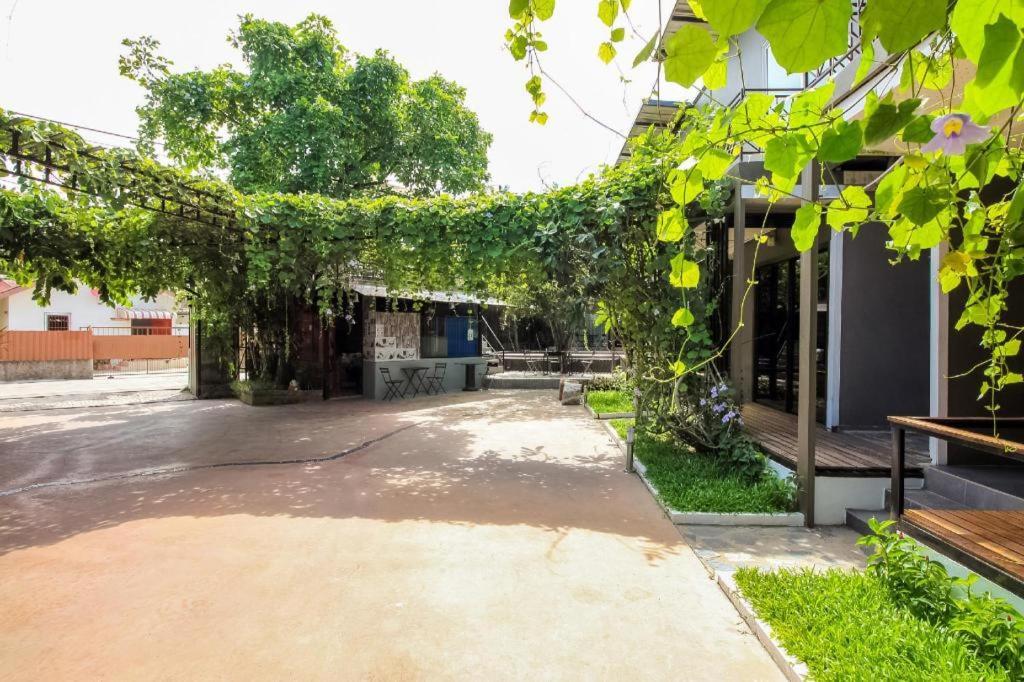 Oyo 271 The Resort Romklao Bangkok Zewnętrze zdjęcie